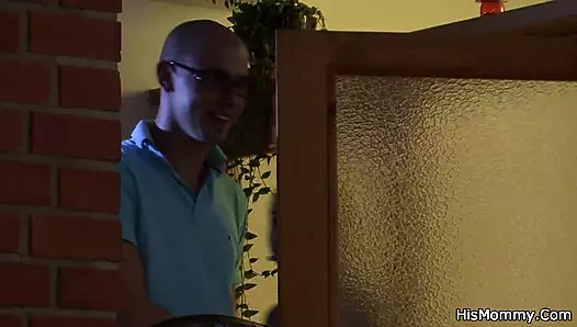 eski sarışın anne kırlangıçlar büyük kayış üzerinde