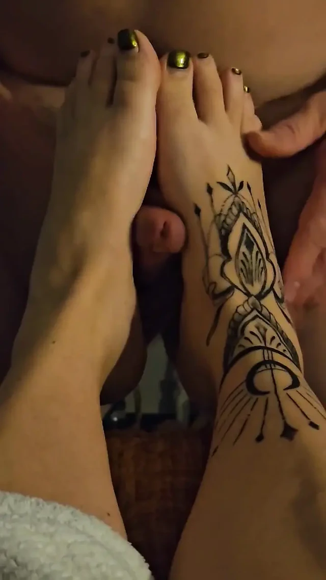 Karısının ayaklarını sikiyor