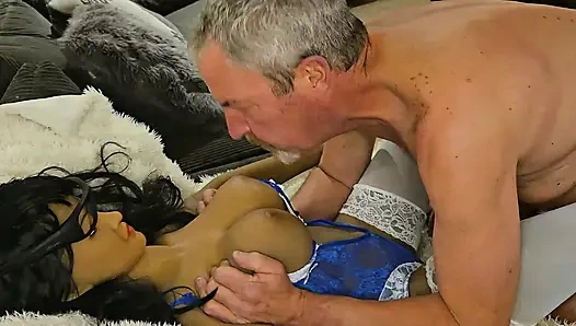 Jennys'in büyük güzel göğüslerinin sikilmeye ihtiyacı var