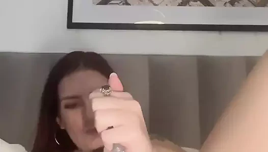 Bu hafta çok azgın! Islak amcığımla oynamayı sevdim! Çok sert geldi!