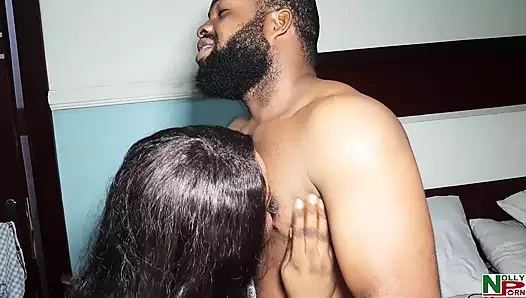 Arkadaşımın seninle yatakta ilgilenmesine izin ver, o iyi