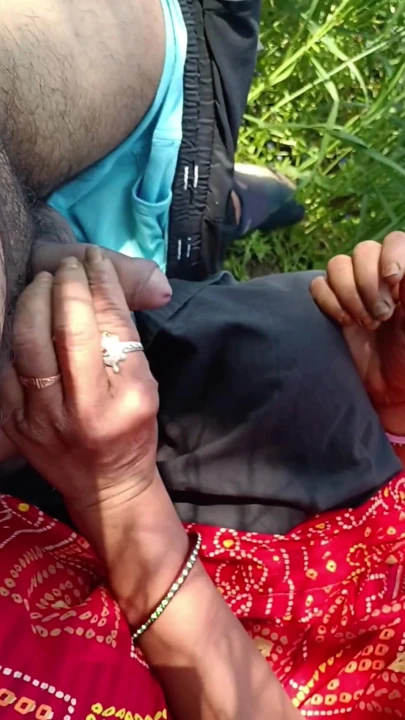 Apne sage chhote devar ke sath bhabhi farm main Apne chhote devar ka land chus kar apni gand marva rahe Apne sabhi… | Clip 1
