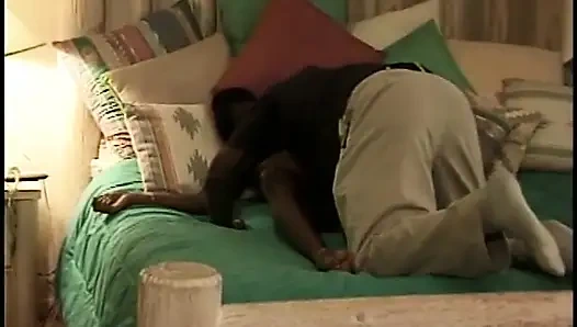 Doğal memeli Afrikalı güzellik zevkle yarak mastürbasyon yapıyor