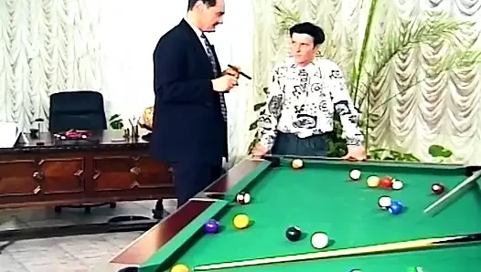 Kırmızı elbiseli esmer masa ve bilardo masasında sikiliyor