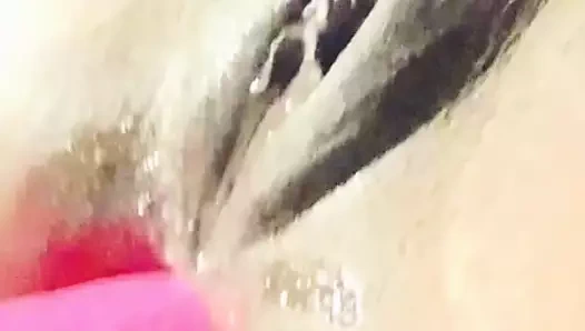 Yeşim germe ve anal ile oynuyor.