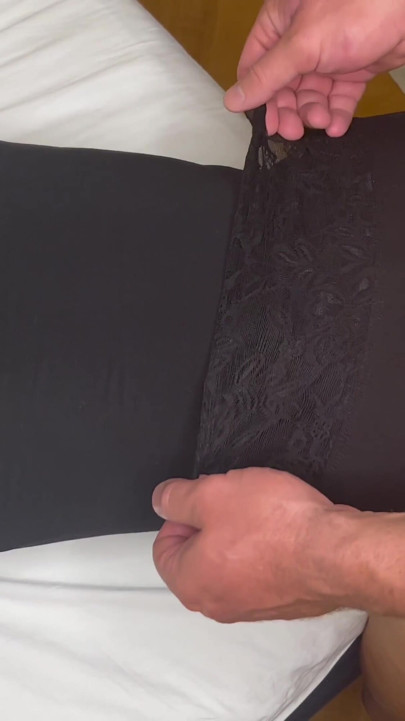 İnce orta yaşlı seksi kadın götü yarak üzerinde zıplıyor | Klip 1