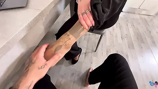 Bir meslektaşımı külotlu çoraplı bir orospuya çevirdim!