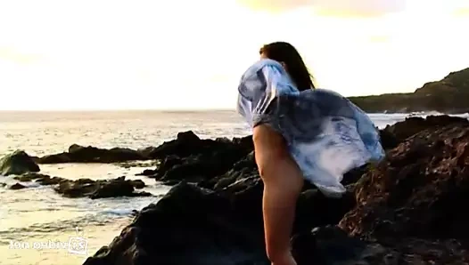 Kız salyası akan elbisesinin kokusunu alıyor...!!!!