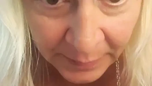 Sürtük tessa sucks klitoris ve sikikleri kedi