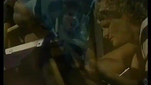 Azgın adam sakso çektikten sonra sarışın sürtüğü sikiyor ve sonra amını yalıyor