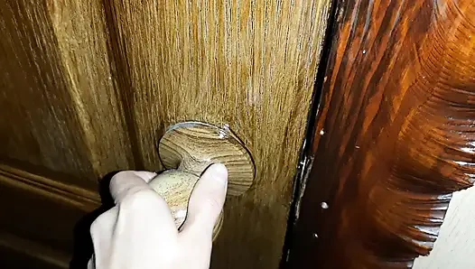 Üvey kız kardeşimi tuvalette mastürbasyon yaparken yakalıyorum