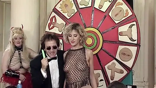 Mükemmel Alman kızlar ateşli anal grup seksten sonra döl içiyor