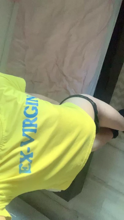 Minyon kadın sürtük kıyafetiyle azdırıyor