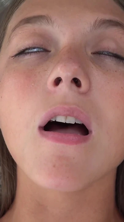 Приходит новая девушка Mira и начинает с маленькой застенчивой