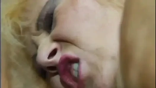 İki güzel sarışın orta yaşlı seksi kadın götten sikiliyor ve büyük bir yarakla boşalıyor