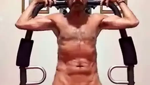 Baba oyuncağını seviyor