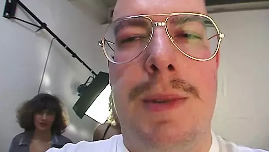 Almanya'dan iki harika bayan bir yapay penis ile oynuyor