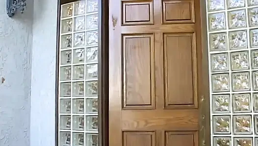 İki büyük memeli sarışın zonklayan yarağı ve ateşli dölü paylaşıyor