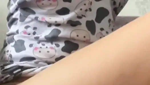 Eve meme uçlarım dik olarak geldi, beni okşuyor! Gerçek ev yapımı video
