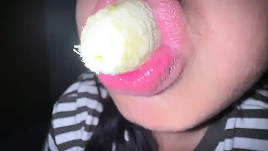 Sabah azgınken şehvetli ağzıma bir muz koydum - bu benim günlük sabah rutinim