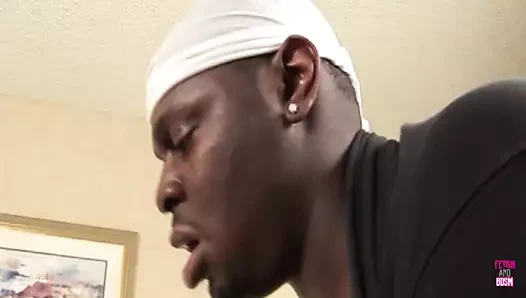 Büyük götlü çikolata hatun adam kıllı amcığını sikerken zevkle inliyor