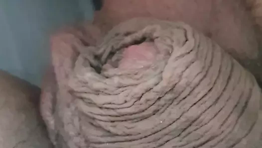 Eteğinin altında bikinisiz üvey anne çıplak üvey oğlunun yanında yatakta oturuyor