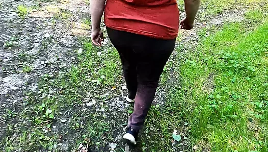 Çıplak memeler güneşte parlıyor