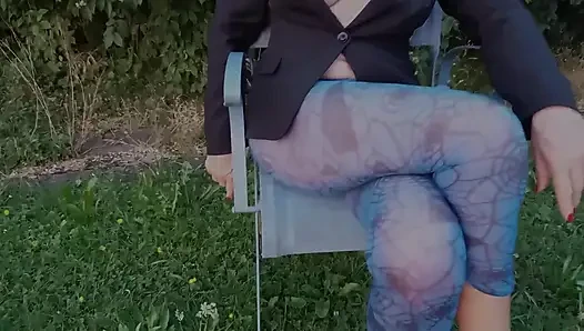 Şeffaf Taytlar Giymiş Seksi Olgun Bir Kadın.