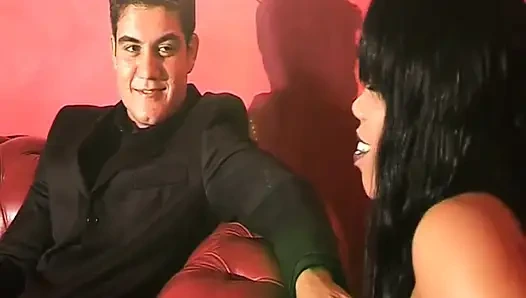 File çoraplı ve çizmeli ateşli siyah kucak dansçısı, iki müşteri tarafından götten sikiliyor