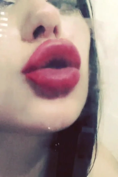 Kırmızı dudaklar cam üzerine yazdırıyor ve fransız sikişi