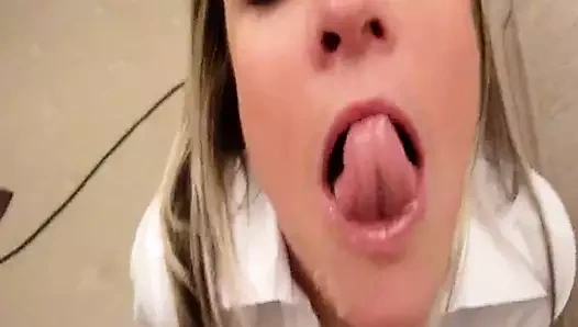 Gagging milf gets için çalışmak üzerinde bazı kutup