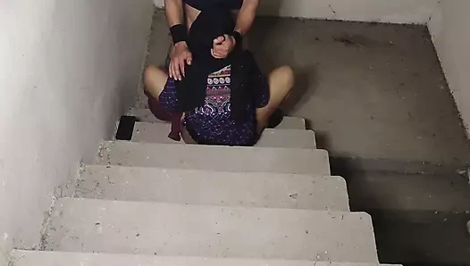 Kız arkadaş ki chodai merdivenlerde sakso çekiyor domaltarak sert sikiş 🔥