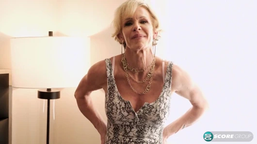 İri göğüslü evli kadın ve anne büyük, genç bir yarağı sikiyor