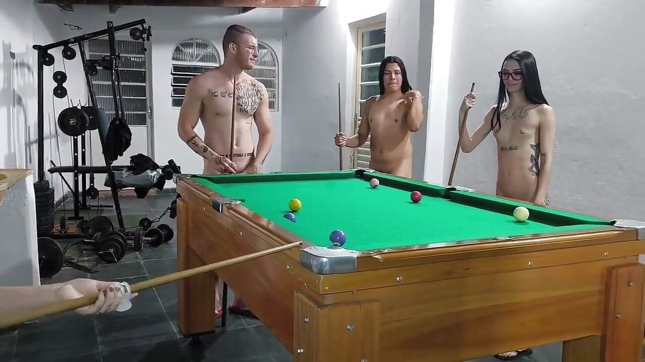 Çıplak yaramaz kızlarla oynamak