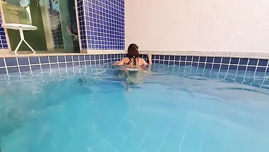 Экстремальный контроль под водой - идеальная задница сквиртует