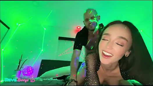 Christina Sage dj'in dikkatini dağıtıyor ve gecenin yıldızı oluyor!