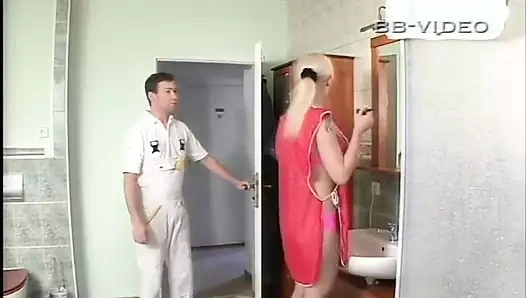 Skandal! Sarışın evli kadın onu nasıl mutlu etmeyi bilen adamla sikişmek için kendini banyoya kilitliyor