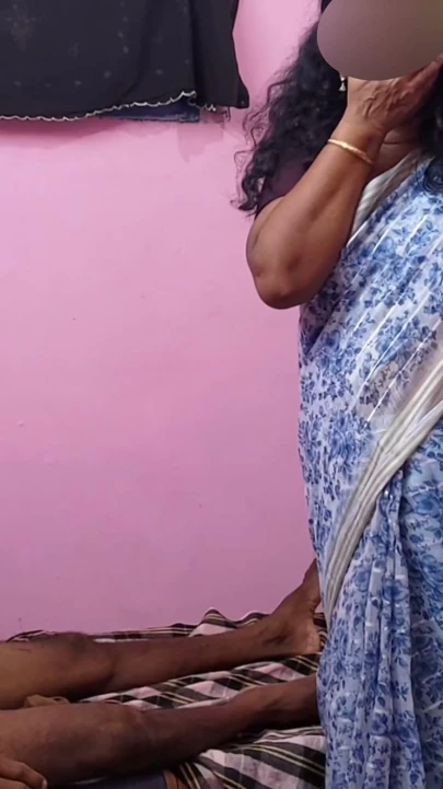 Yatak odasında telefonumda porno izliyorum ve penisimi elimde tutuyordum. Tamil teyze Bavana şok oldu | Klip 1
