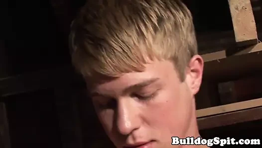 Üç yollu saksocu twink alır çift yüz