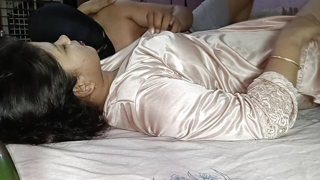 Üvey kız kardeş diyor ki, artık göğüslerime boşalabilirsin, ama sonra içine boşalmanı istiyorum! Hintçe