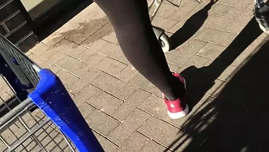 Parlak siyah opak taytlı sürtük Alman kadın