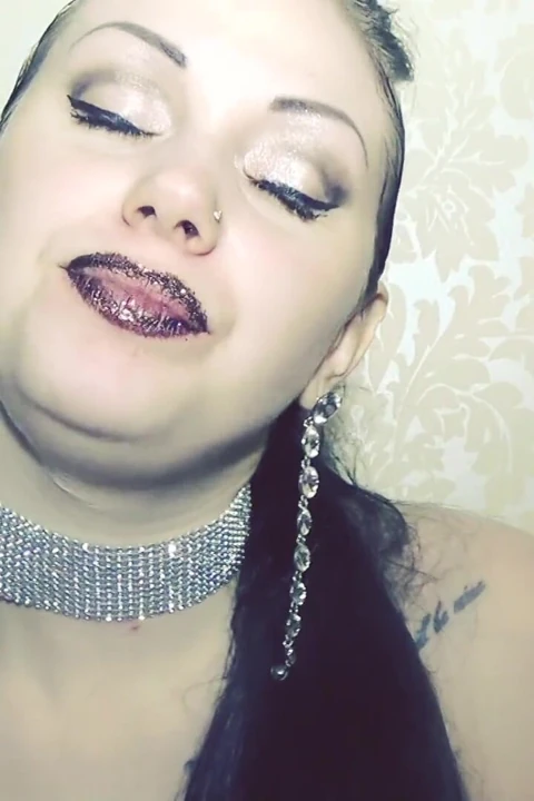 Kahverengi parıltılı dudaklar ve seksi çikolata yeme