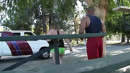 Şişman kaltak büyük siyah yaraklarla ırklararası seksi seviyor