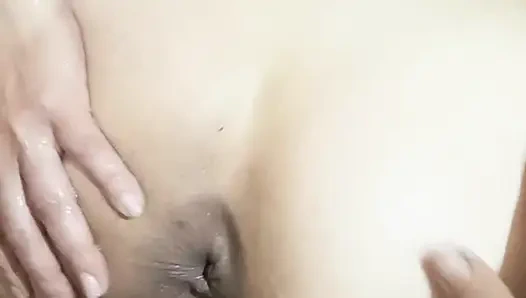 Güzel götlü duşta orta yaşlı seksi kadını sikiyor