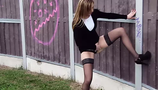 Bayan çok acil işemek zorunda.... ayakta işemek