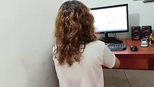 Hadi üvey kız kardeş, bunları bilgisayarda yapmayı bırak ve bana iyi bir sakso çek