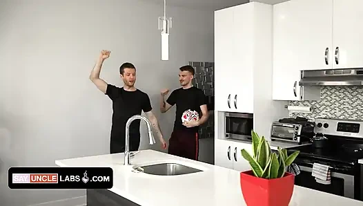 Üç edepsiz oğlan futbol maçından eve dönüyor ve oyunu banyoya sokuyor