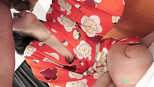 Sıcak lanet bebek hana kawamura iki erkekle sert seks yaparken inliyor.