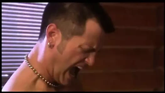 Adam kız arkadaşının narin tıraşlı amını odasında yalıyor ve sürtuyor