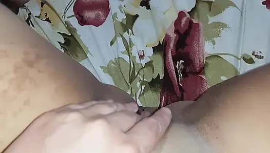Dersten sonra bir öğretmen ve iki kız öğrenci yurtta eğleniyor